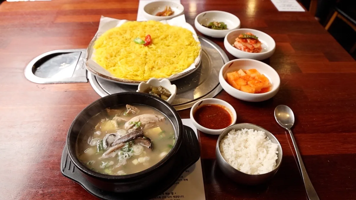 미근동 평양옥 닭곰탕은 서울 서대문구 통일로 107-23에서 팔고 전화는 02-363-7058입니다.