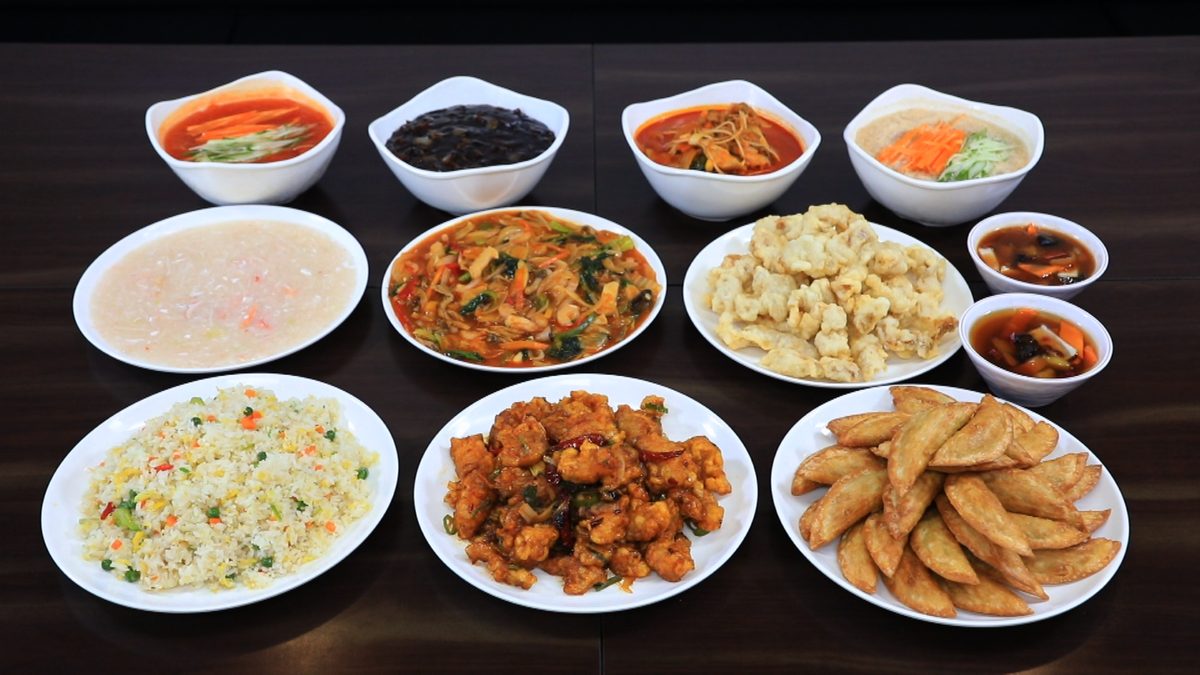 도원중식뷔페 방송 스틸, 짜장면과 냉짬뽕과 중국냉면과 탕수육과 군만두가 한 상에 깔린 중국요리 열 가지