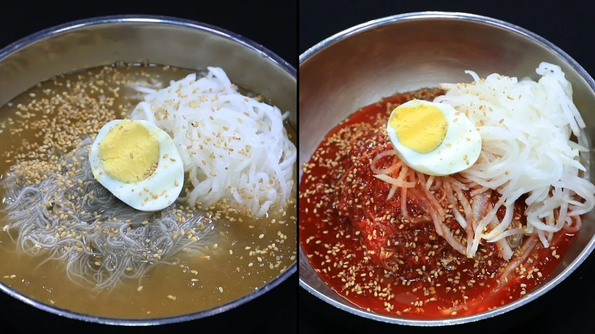 스테인리스 그릇에 담긴 물냉면과 비빔냉면 두 그릇. 삶은 달걀 반쪽과 무채, 깨가 올라가 있다.