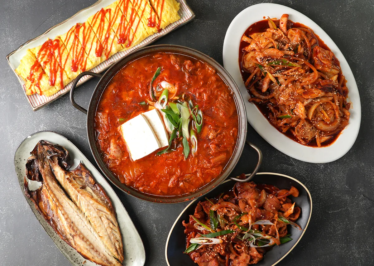 오늘도풍년 아산음봉본점 김치찌개 전골냄비와 왕계란말이, 제육볶음.